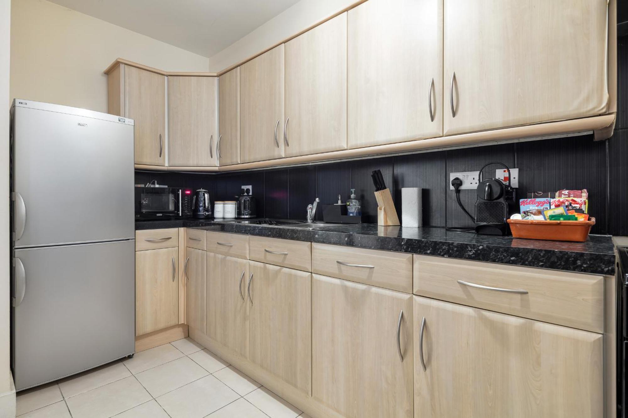 Elegant Kensington Apartment With Patio ลอนดอน ภายนอก รูปภาพ