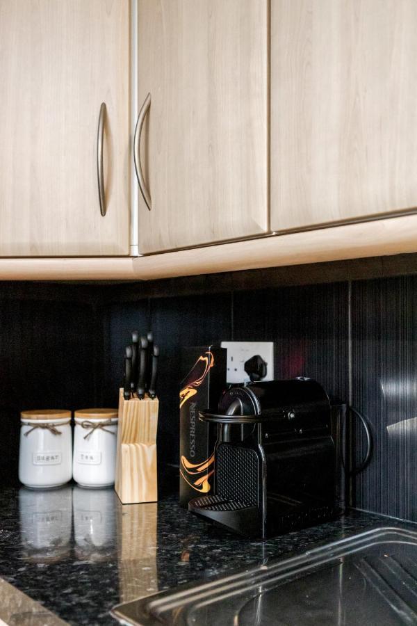 Elegant Kensington Apartment With Patio ลอนดอน ภายนอก รูปภาพ